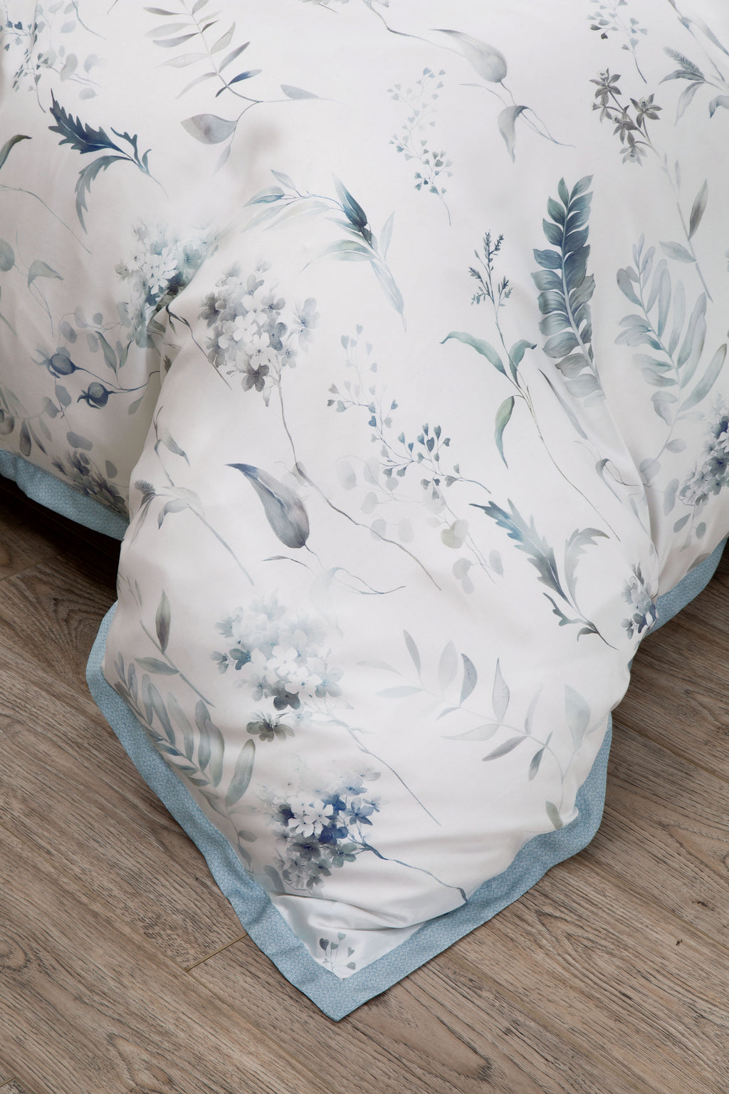 Akemi ชุดผ้าปูที่นอน 6 ฟุต 5 ชิ้น TENCEL™ HeiQ Allergen Serene Prints Collection 1200 เส้นด้าย
