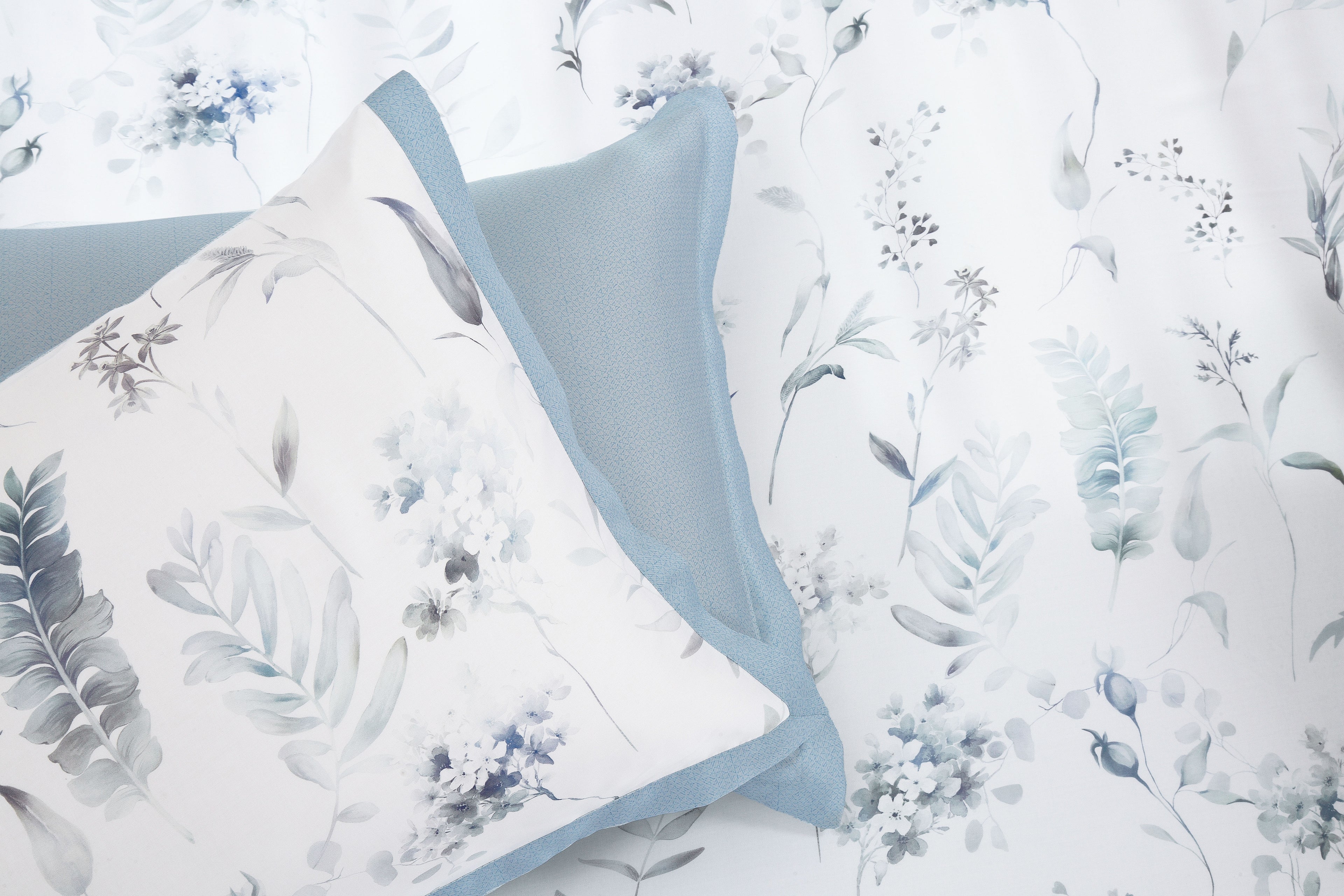 Akemi ชุดผ้าปูที่นอน 6 ฟุต 5 ชิ้น TENCEL™ HeiQ Allergen Serene Prints Collection 1200 เส้นด้าย